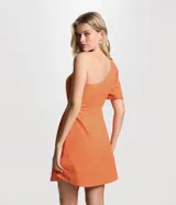 Vestido corto color naranja con textura geométrica, escote asimétrico con un hombro descubierto, manga corta abullonada y recorte en la cintura con lazo ajustable.