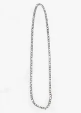 Cadena plateada de acero quirúrgico con eslabones tipo fígaro.