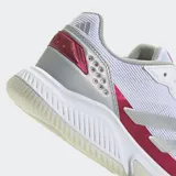 Championes de pádel Adidas modelo Courtquick para mujer, color blanco con las tres tiras en plateado y detalles en fucsia. Diseñados con empeine textil ligero, mediasuela Cloudfoam Plus para amortiguación y suela Adiwear de gran durabilidad.