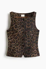 Chaleco de sastrería entallado, con escote cuadrado, breteles anchos y cierre frontal de botones. Presenta un diseño con estampado animal print de leopardo en tonos marrones y negros.
