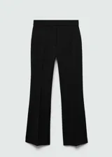 Pantalon de vestir negro de corte recto y tiro medio, con bolsillos laterales y cierre oculto de botón, gancho y cremallera.