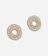 Par de caravanas tipo botón en formato circular con diseño calado central, compuestas por múltiples filas de zirconias brillantes sobre base metálica con baño dorado.