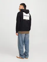 Buzo canguro negro con capucha y cordones ajustables. Estampado en la espalda con el logo de la marca Jack & Jones y texto con tipografía sans-serif. Puños y cintura acanalados.