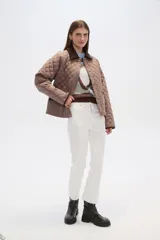 Campera marrón con diseño acolchado, cuello de pana marrón, cierre con botones a presión y bolsillos laterales.