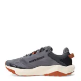 Championes de trail running New Balance Dynasoft Nitrel V6, color gris con detalles en negro y suela de goma color terracota. Presentan malla transpirable, logo N lateral en negro y entresuela acolchada.