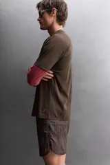 Camiseta deportiva Ridar x Zara Athleticz color marrón, de cuello redondo y manga corta, confeccionada en tejido ligero y elástico con estructura perforada y tecnología de secado rápido.