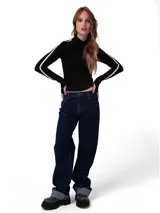Pantalón de jean color azul oscuro con corte relajado, diseño de cinco bolsillos, cierre de cremallera y botón, y puños enrollados en la parte inferior de las piernas.