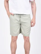 Bermuda de gabardina color celeste, con cintura ajustable con cordón y bolsillos laterales.