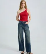 Blusa de rib acanalado color rojo, con diseño de un solo hombro y doble tirante. Confeccionada en tejido de algodón con elastano, de corte ajustado al cuerpo.