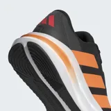 Championes de running Adidas Galaxy 7, color negro con las icónicas tres tiras laterales en color naranja. Presentan una mediasuela blanca con tecnología Cloudfoam para mayor amortiguación y suela de TPU resistente.