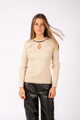 Sweater negro de tejido de punto acanalado, con ajuste al cuerpo, mangas largas y detalle de abertura tipo gota en el escote.