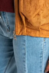 Campera tipo bomber de gamuza sintética color camel, con cierre frontal, cuello alto y diseño oversize.