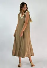 Vestido midi negro sin mangas, con escote en V y ribete blanco en el cuello y las sisas.