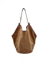 Cartera tipo hobo de gran capacidad confeccionada en símil gamuza color marrón. Presenta un diseño relajado y flexible con base reforzada y ribetes de cuerina a juego. Cuenta con una sola asa de hombro integrada a la estructura y un compartimento interior independiente.