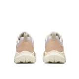 Championes Merrell de senderismo y uso urbano, confeccionados en una combinación de piel de ante y malla transpirable. Presentan un diseño en tonos beige, con cierre de cordones, cuello acolchado y una entresuela ligera de espuma EVA que proporciona estabilidad y absorción de impactos.