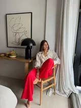 Pantalon de silueta amplia y tiro medio, de color celeste, con bolsillos laterales y traseros, ideal para los dias de verano.