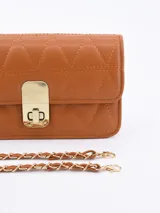 Cartera bandolera rectangular color blanco, con diseño acolchado con pespuntes formando triángulos. Tiene solapa con cierre metálico dorado y correa de cadena dorada.