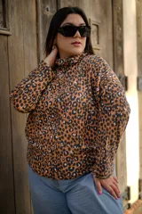 Polerón marrón con estampado de leopardo, cuello alto y mangas largas.