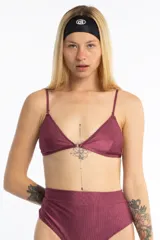 Top de bikini estilo triángulo confeccionado en tela acanalada brillante color rosa. Cuenta con relleno, aros metálicos y breteles regulables que permiten diversas formas de ajuste.