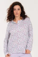 Pijama de algodón estampado con flores, compuesto por un buzo de manga larga con botones y un pantalón liso de tiro alto color lila.