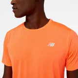 Remera deportiva New Balance Accelerate de poliéster color naranja con logo reflectivo en el pecho.