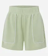 Bermuda deportiva verde claro de modal, con cintura elástica y frisos contrastantes en los laterales.