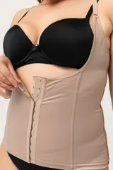 Chaleco modelador color piel con ballenas en abdomen y espalda, breteles elásticos regulables y espalda con bandas cruzadas para corregir la postura.