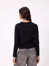 Remera de manga larga Rusty, color blanco, con cuello redondo y logo de la marca estampado en el centro del pecho.