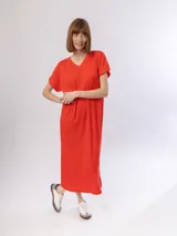 Vestido midi negro de punto acanalado, con escote en V y mangas cortas con dobladillo.