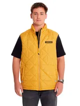 Chaleco acolchado de color amarillo con diseño de rombos, cierre frontal completo y cuello alto. Cuenta con el logo de la marca Caterpillar en el pecho y bolsillos laterales.