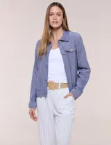 Camperita de lino liviana, marca Dash, con estampado botánico de hojas en tonos azules, verdes y tostados sobre base blanca. Presenta cierre frontal con botones, cuello clásico y bolsillos aplicados en el pecho.