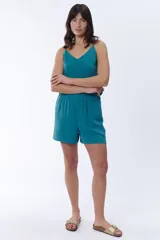Short verde petróleo con cintura elástica.