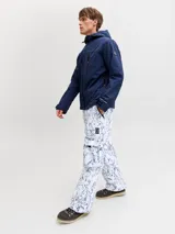 Pantalón de ski técnico impermeable y cortaviento con tiro alto, diseñado para brindar protección en condiciones de frío, viento y humedad. Confeccionado en tejido resistente, incorpora cierre con cremallera, bolsillos frontales y bolsillos laterales con cierre en velcro. Presenta ruedos con protección antinieve y polainas internas que bloquean la entrada de nieve, además de forro interior que aporta comodidad durante actividades de invierno.