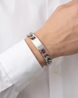 Pulsera de eslabones tipo grumet de acero inoxidable, con placa central lisa y símbolo médico de la estrella de la vida en color rojo.