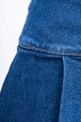 Minifalda de jean azul con pliegues y abertura lateral.