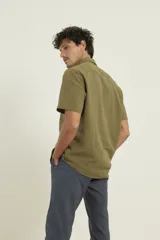 Camisa sport de manga corta, confeccionada en una mezcla de lino y algodón. Presenta cuello clásico, cierre frontal con botones de coco y un bolsillo aplicado en el pecho.