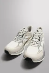 Zapatilla de running para asfalto con parte superior de tejido de punto transpirable y refuerzos Shield Protect Max en puntera y talón. Cuenta con suela de TPU con tecnología Bright Foam para absorción de impacto, estabilidad y rebote, ajuste por cordones y tirador posterior.