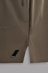 Shorts deportivos de entrenamiento Zara Athleticz, color beige, confeccionados en tejido técnico ligero y elástico con forro interior. Presentan cintura elástica ajustable, bolsillos frontales, bolsillo trasero de seguridad con cierre, aberturas laterales en el bajo y detalle de logo estampado en la pierna.
