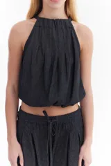 Blusa balloon de denim ultraliviano color gris oscuro, con escote halter fruncido, diseño sin mangas y dobladillo ajustado.
