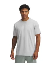 Remera deportiva Under Armour modelo Vanish Energy SS, de color gris, manga corta y cuello redondo. Cuenta con el logotipo de la marca sutilmente estampado en el pecho.