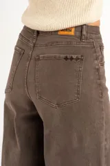 Pantalón jean de tiro alto con corte wide leg, color marrón, de diseño clásico y botamanga ancha.