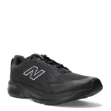 Championes New Balance Catalyst para mujer, de color negro con el logotipo en tono plateado. Confeccionados en malla transpirable con entresuela amortiguada y suela de gran tracción.