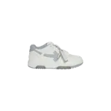 Zapatillas Off-White modelo Out Of Office en color blanco y gris, con diseño de caña baja, cordones frontales y el característico emblema lateral de flechas de la marca.