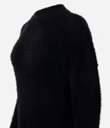 Suéter de punto color crema con cuello redondo y mangas largas ajustadas. Modelo slim alargado con efecto de pelitos.