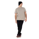 Remera manga corta color verde oliva, con bolsillo en el pecho y logo de la marca en etiqueta pequeña.