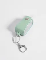 Llavero porta alcohol en gel verde agua, con frasco transparente y mosquetón plateado.