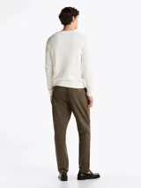 Sweater de cuello redondo color crema de algodón, con logo bordado en el pecho.