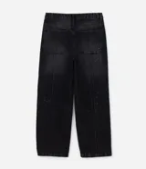 Pantalon de jean negro de corte super baggy, con tiro alto, frisos decorativos y efecto desgastado. Posee cintura con trabillas, cierre frontal tradicional y bolsillos laterales.