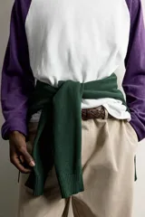 Remera manga larga de corte regular fit, con diseño estilo raglán en color blanco y mangas en color violeta oscuro.