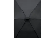 Paraguas plegable compacto color negro, con funda protectora a juego y correa de mano. Incluye detalle de etiqueta metálica con logo.